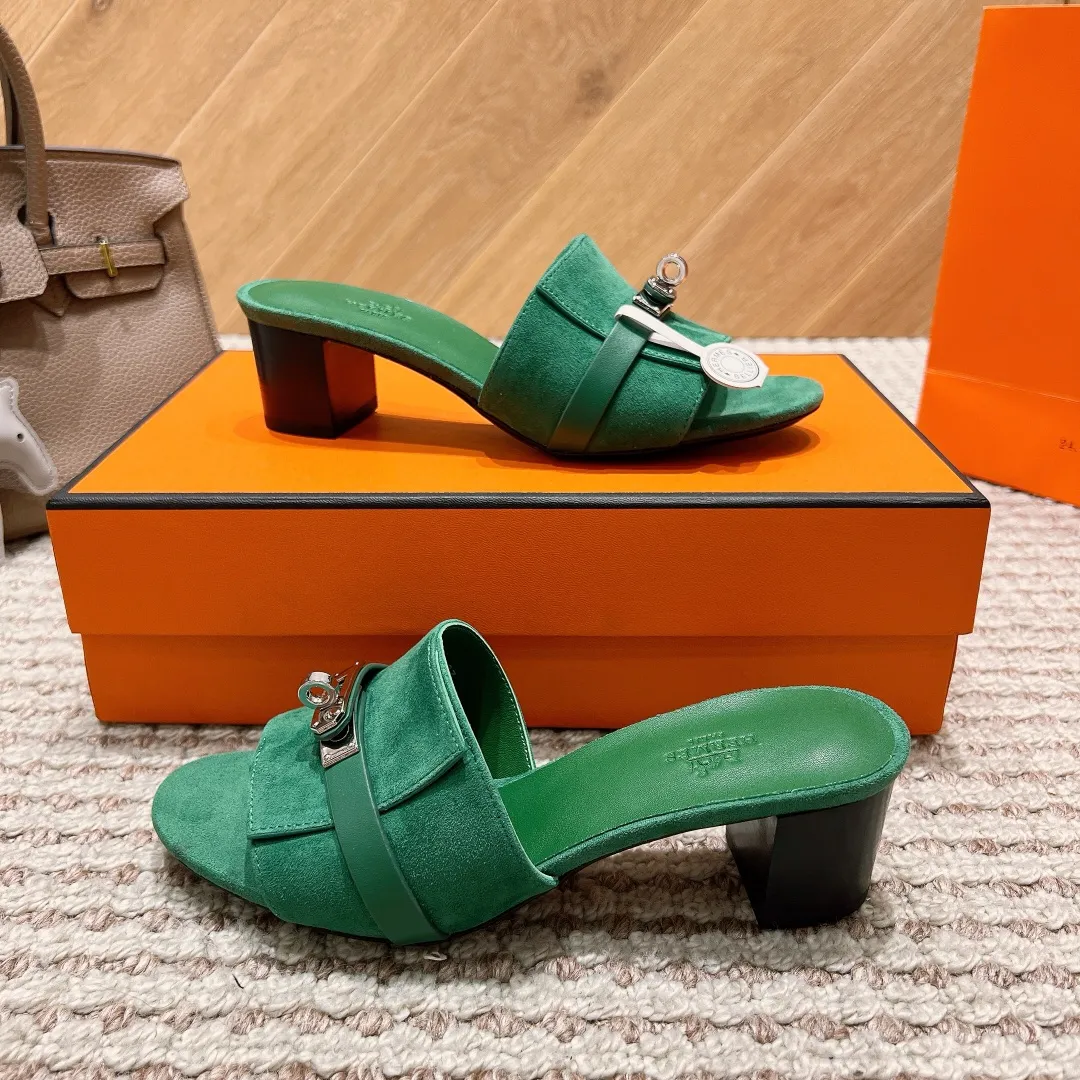 👟👟Ex-factory price 540👟👟 High version of the 2024 spring and summer new HERMES Hermès counter new style. The wedge-heeled Erjiu sandals and slippers, which have been extremely popular recently, are paired with various colorful socks. They are very trendy. Upper: cowhide. Outsole: technological imitation wood sole. Heel height: about 7cm. Size: Female 35-41 (40/41 non-refundable and non-exchangeable)